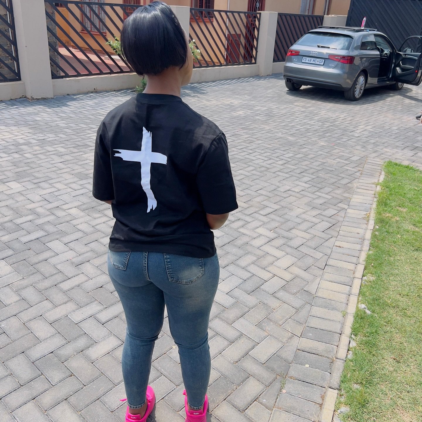 Cross tee from behind